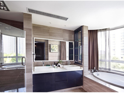 衛生間 衛生間采用與公共空間一樣的木紋石從墻面順勢鋪貼到地面,整個空間干凈利落,協調統一。黑色的烤漆板洗手臺盆恰到好處的點綴了空間。嵌入式的玻璃隔板和背板既人性化又增大了空間。 衛生間 衛生間采用與公共空間一樣的木紋石從墻面順勢鋪貼到地面,整個空間干凈利落,協調統一。黑色的烤漆板洗手臺盆恰到好處的點綴了空間。嵌入式的玻璃隔板和背板既人性化又增大了空間。